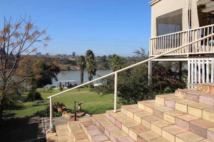 4 Bedroom Property for Sale in Lake Deneysville Free State